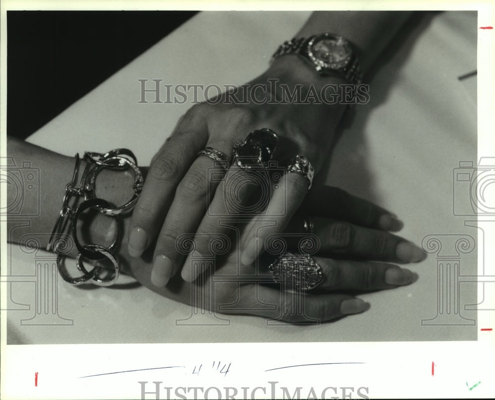 1988 Press Photo Jan Ollison's jewelry at National Network of Women in Sales, TX - Historic Images