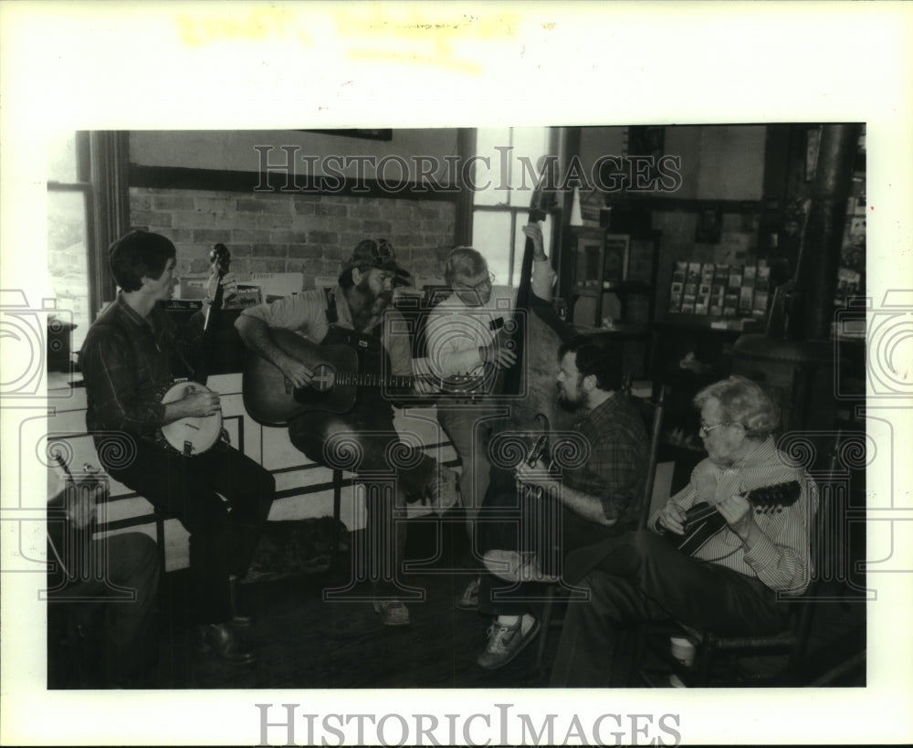 1989 Press Photo Group plays at Old String Shop in Nacagdoches, Texas - Historic Images