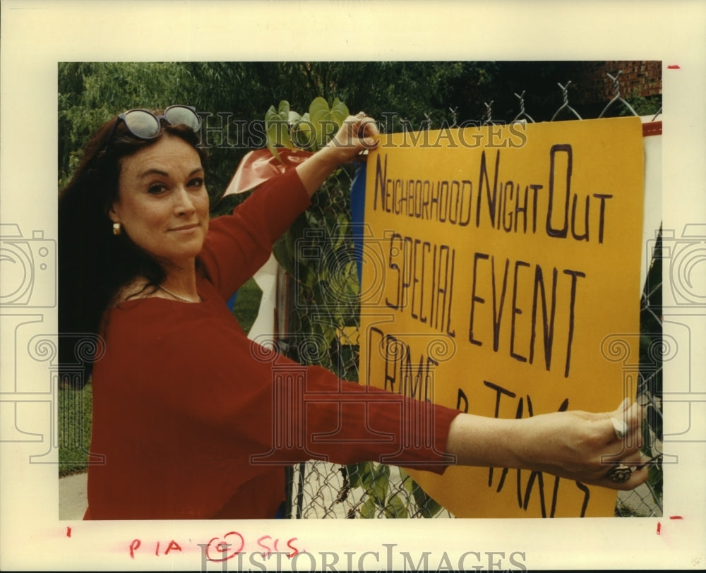1991 Press Photo Anne Hanzel puts up National Night Out event sign in Houston - Historic Images