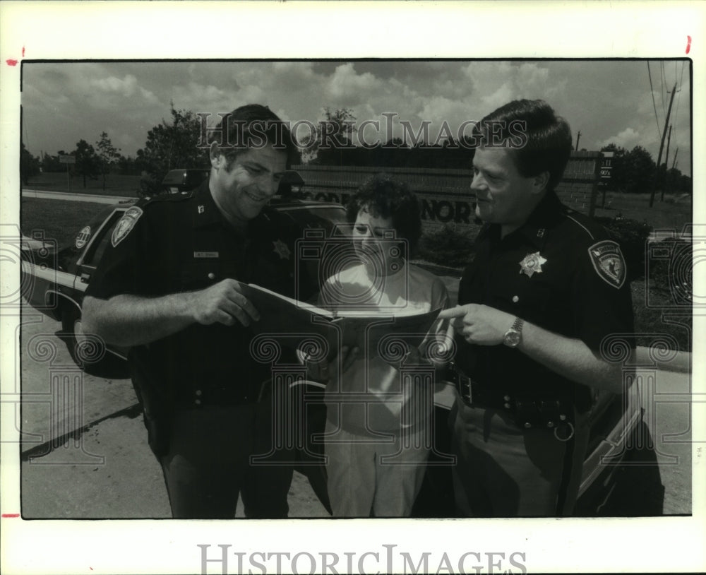 1988 Press Photo Houston officers & Rhonda Hoover discuss National Night Out - Historic Images
