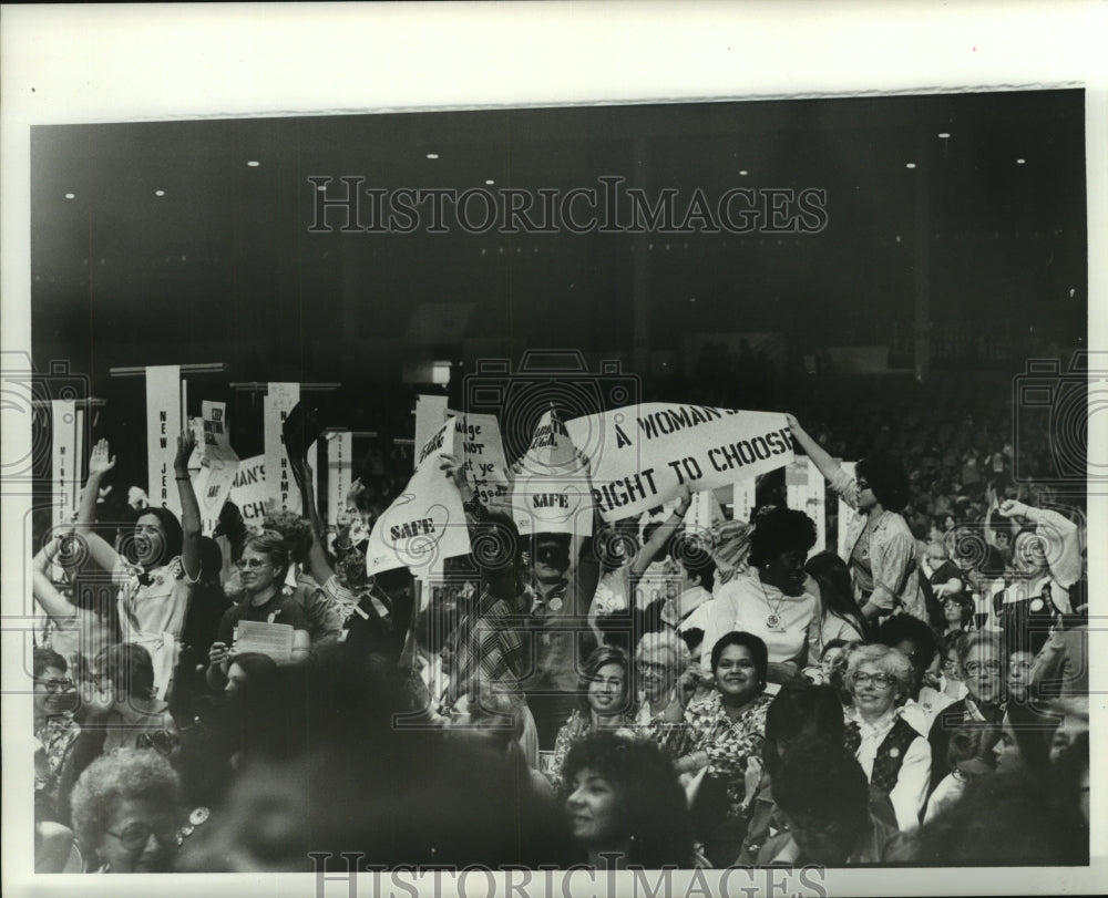 1978 Press Photo Women cheering at National Women&#39;s Conference in Houston - Historic Images