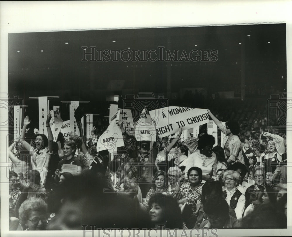 1978 Press Photo Women cheering at National Women's Conference in Houston - Historic Images