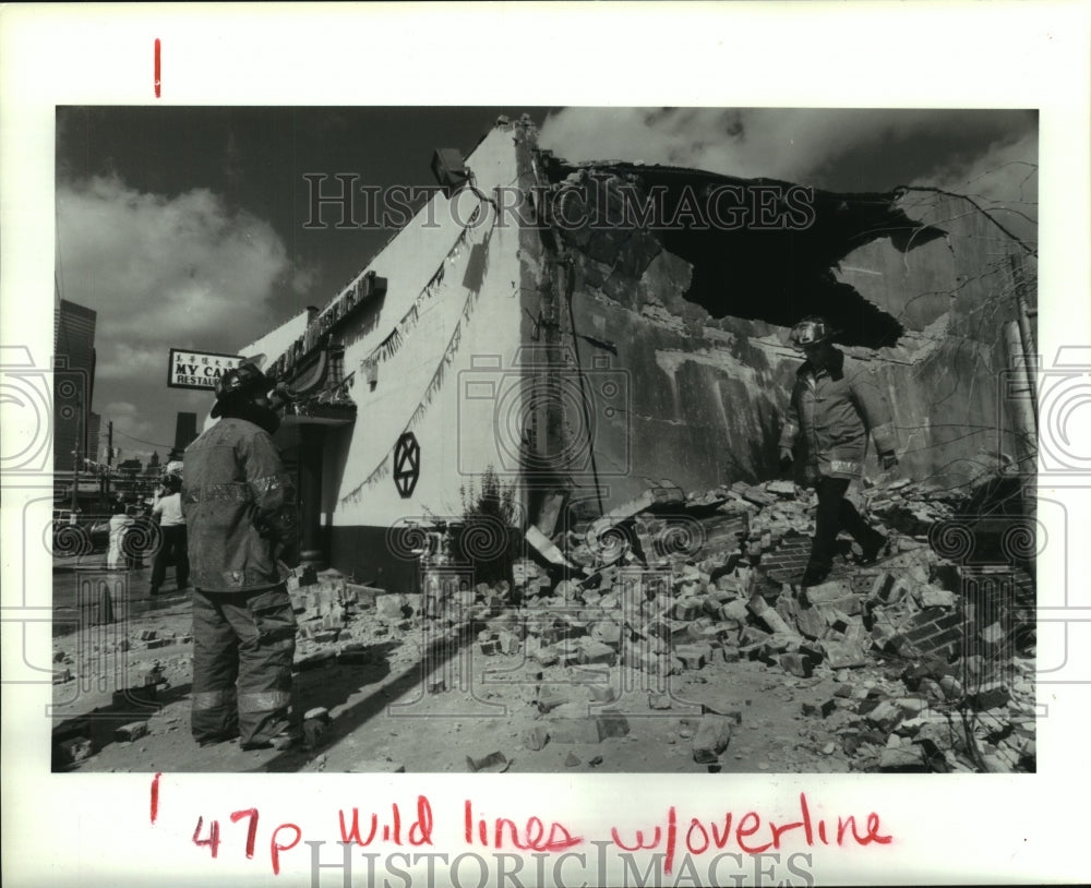 1991 Press Photo Fireman where wall/roof collapse at My Canh Restaurant-Houston - Historic Images