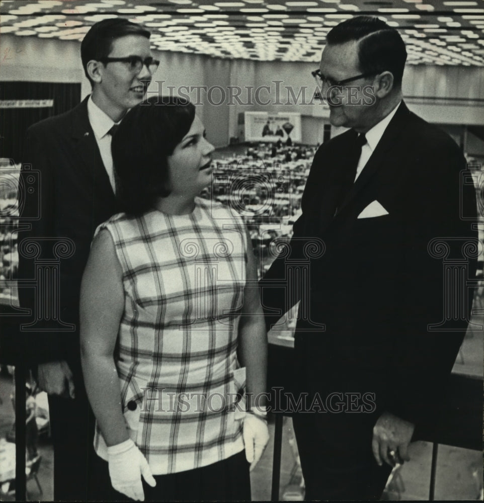 1968 John DeButts of American Telephone talks with Houston students - Historic Images