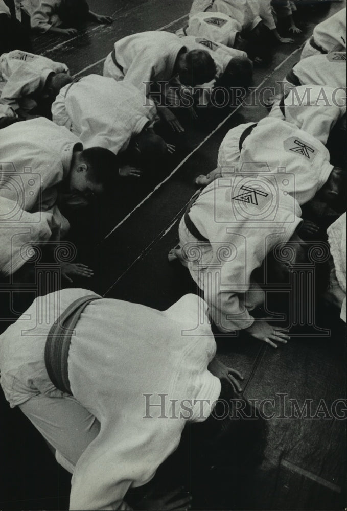 1964 Press Photo Judo students bow to teacher - hca45937- Historic Images