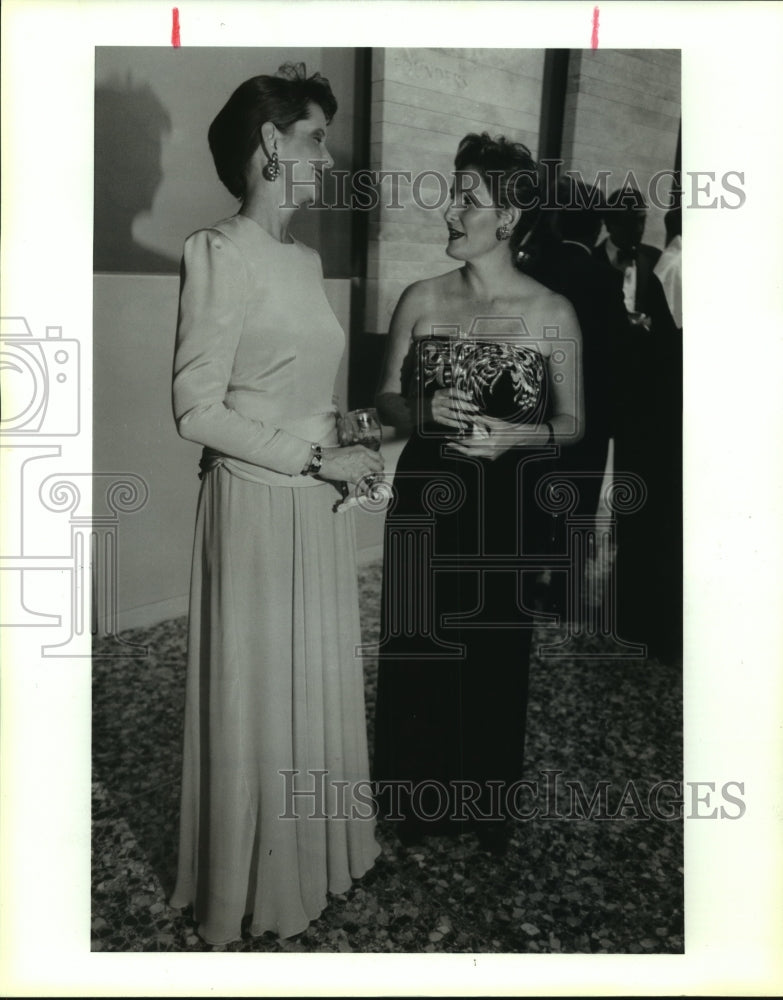 1991 Press Photo Mary Dee Holtzapple and Lis Craig at MFA Ball in Houston - Historic Images