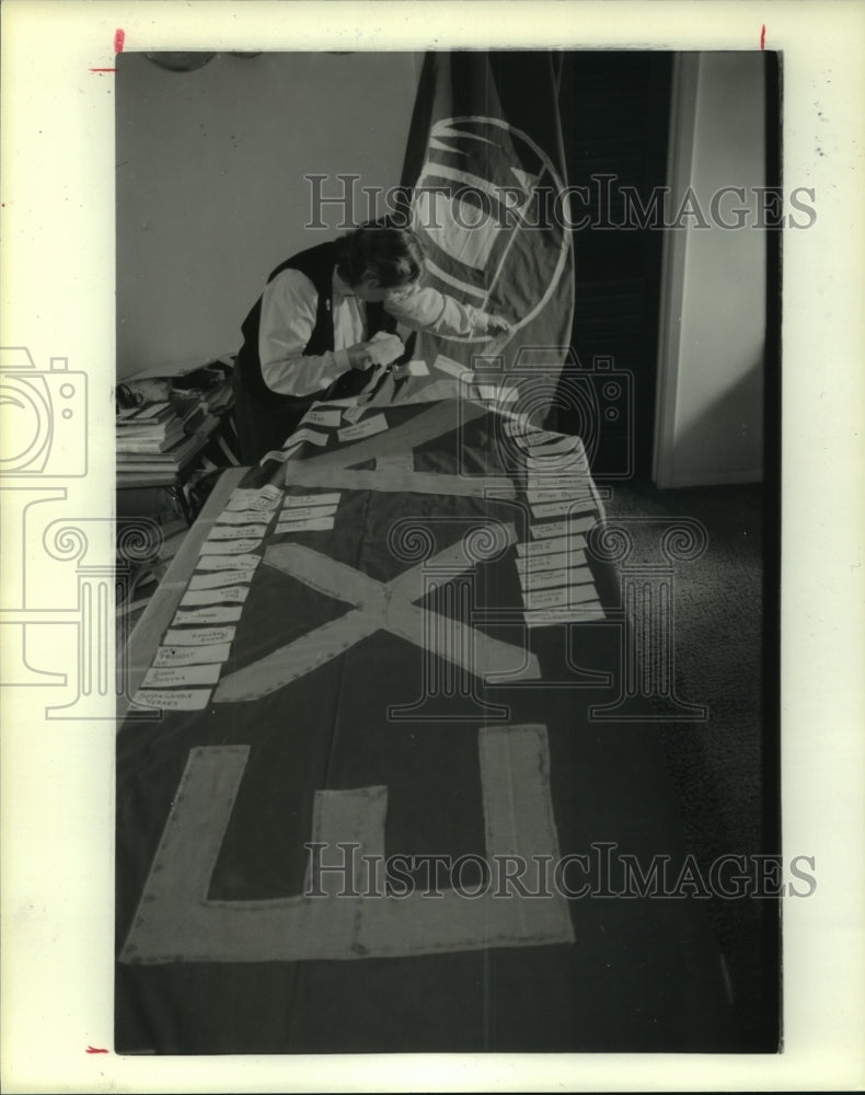 1986 Press Photo Woman prepares banner for National Org. for Women event in TX - Historic Images