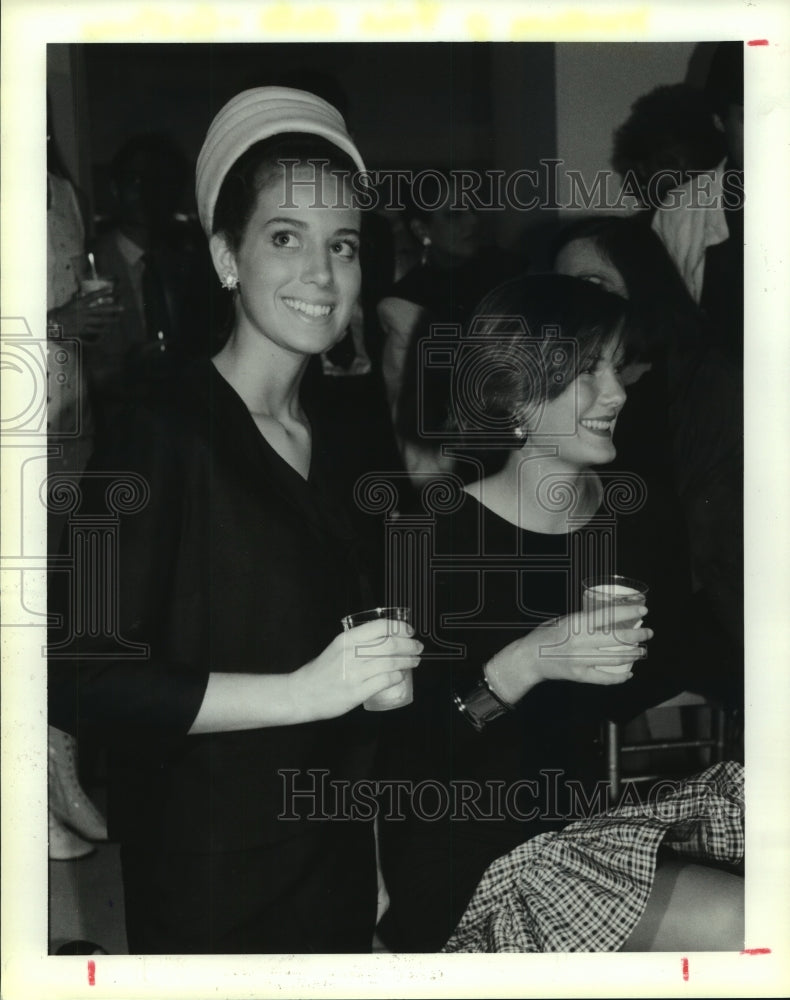 1989 Press Photo Vicky Kohl &amp; Fabiola Rock at MFA Costume Institute event in TX - Historic Images