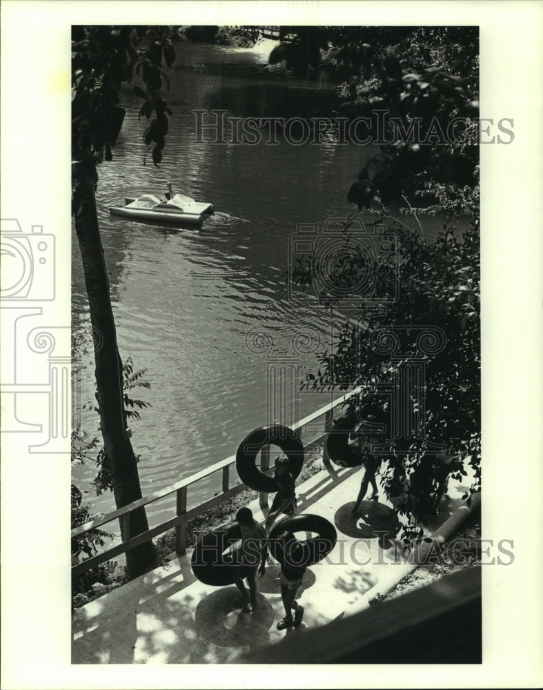 1984 Press Photo People carry inter-tubes at Schlitterbahn Water Park in Texas - Historic Images