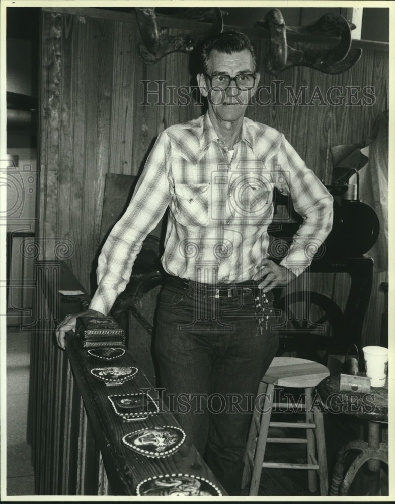 1985 Press Photo Robert Dame with leather-work at Houston Museum Natural Science - Historic Images