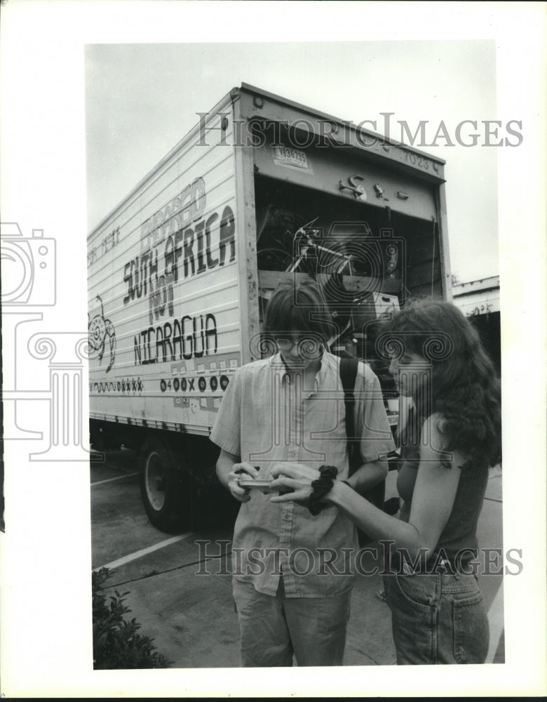 1985 Press Photo Jimmy Clark & Sally Stewart map Nicaraguan caravan route - Historic Images