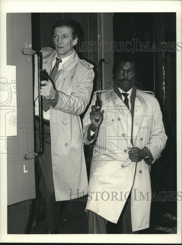 1985 Press Photo Scott Hylands &amp; Eugene Clark - scene from &quot;Night Heat&quot; - Historic Images