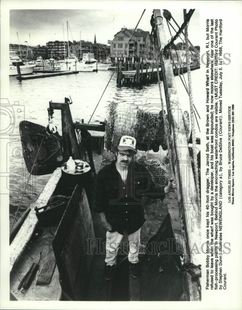 1988 Press Photo Fisherman Bobby Morris by his boat, The Jarrod Seth-Newport-RI - Historic Images