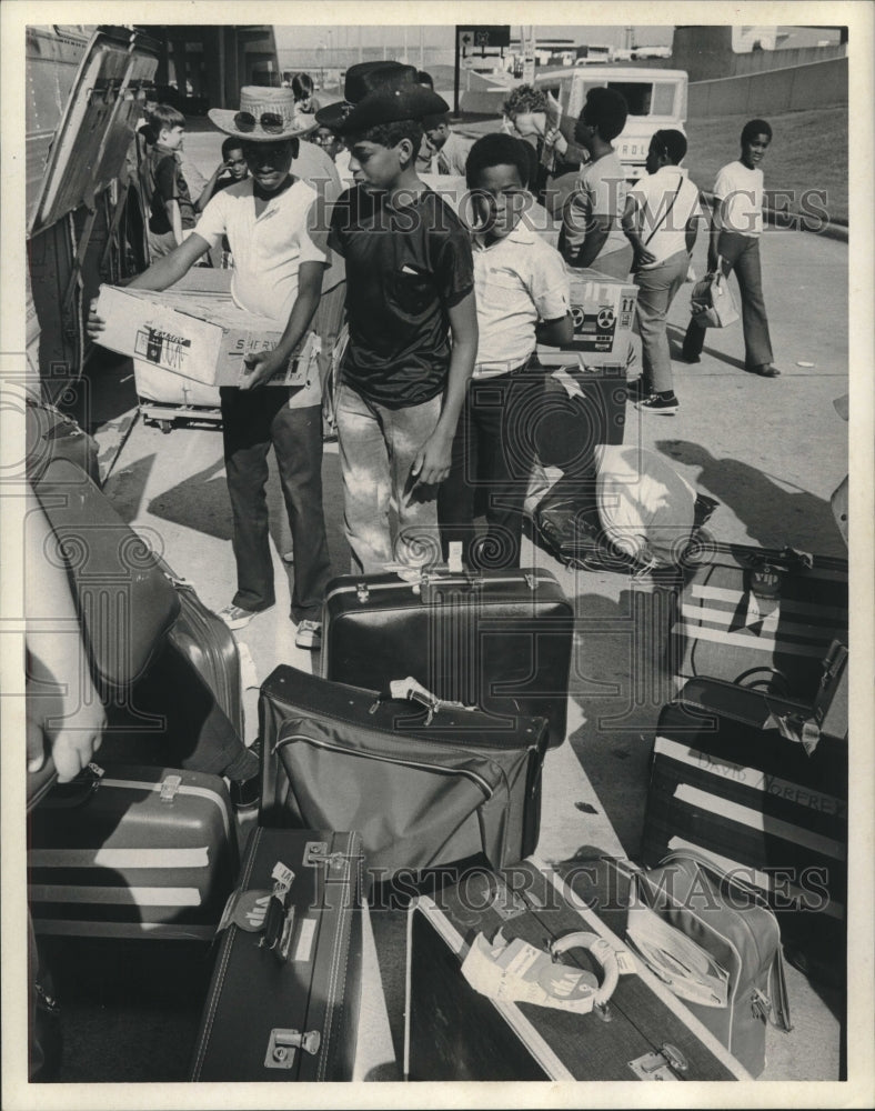 1971 Press Photo Newark New Jersey Boys Chorus arriving at Houston airport - Historic Images
