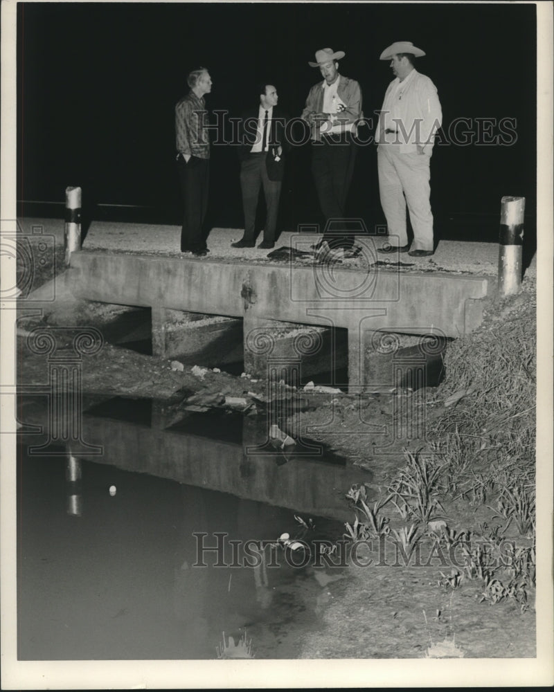 1962 Texas ditch where torso found; officers discuss crime - Historic Images