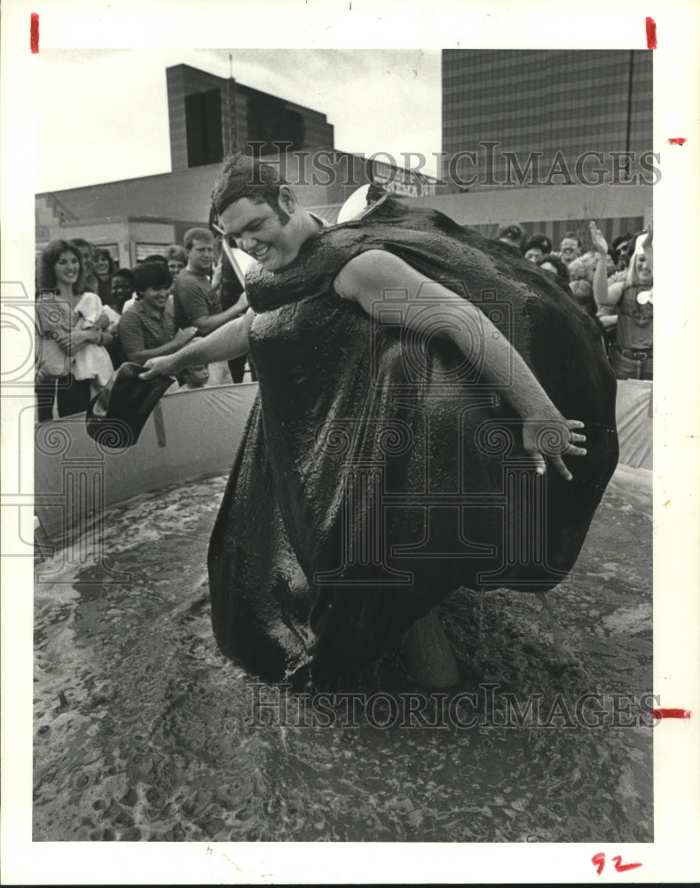 1984 Press Photo Meatball Norbert Heider in pool of sauce at Houston MDA event - Historic Images