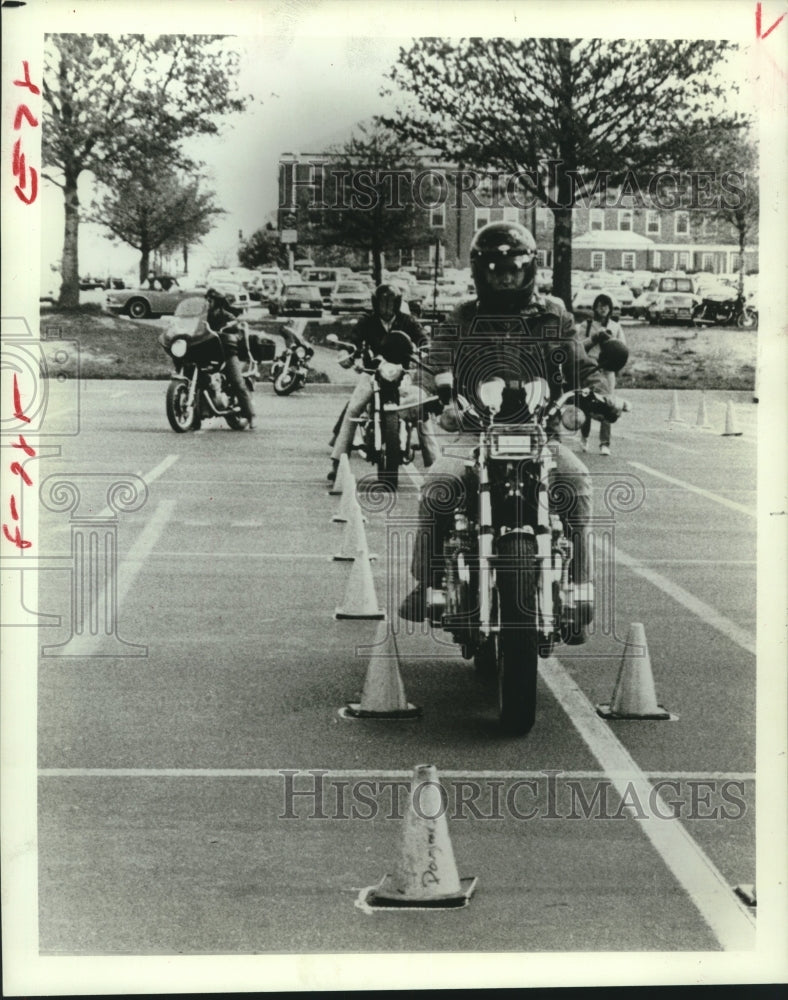 1981 Press Photo Motorcycle maneuvering demonstration in parking lot - hca46410 - Historic Images