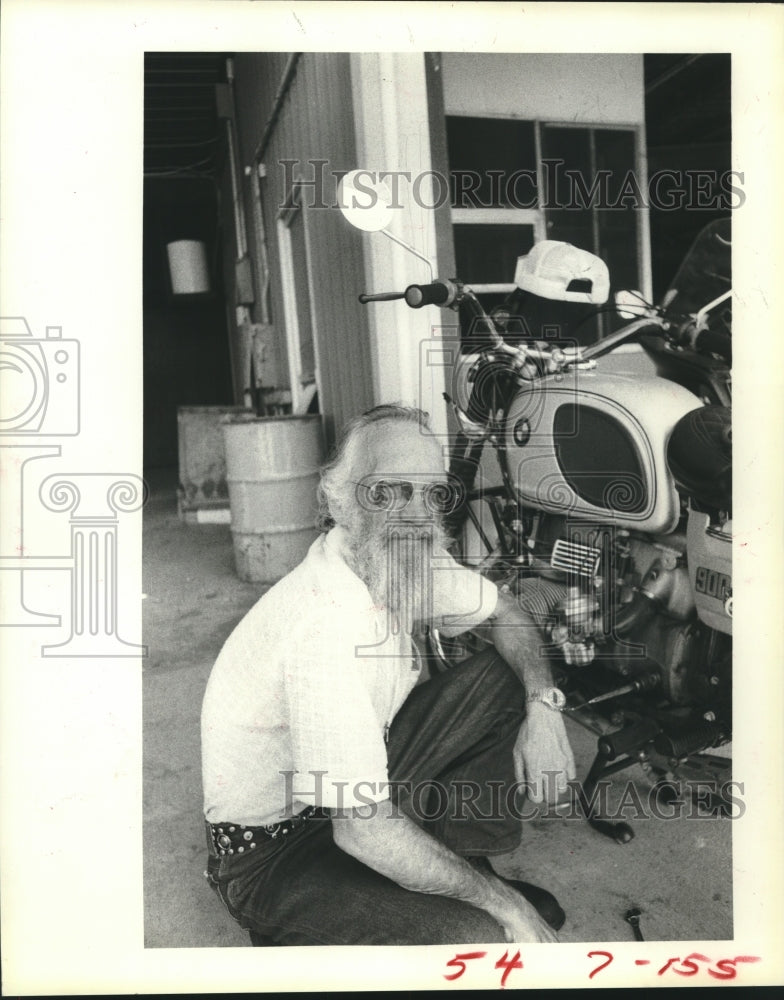 1981 Press Photo Lee Drake of Las Vegas next to his motorcycle - hca46424 - Historic Images