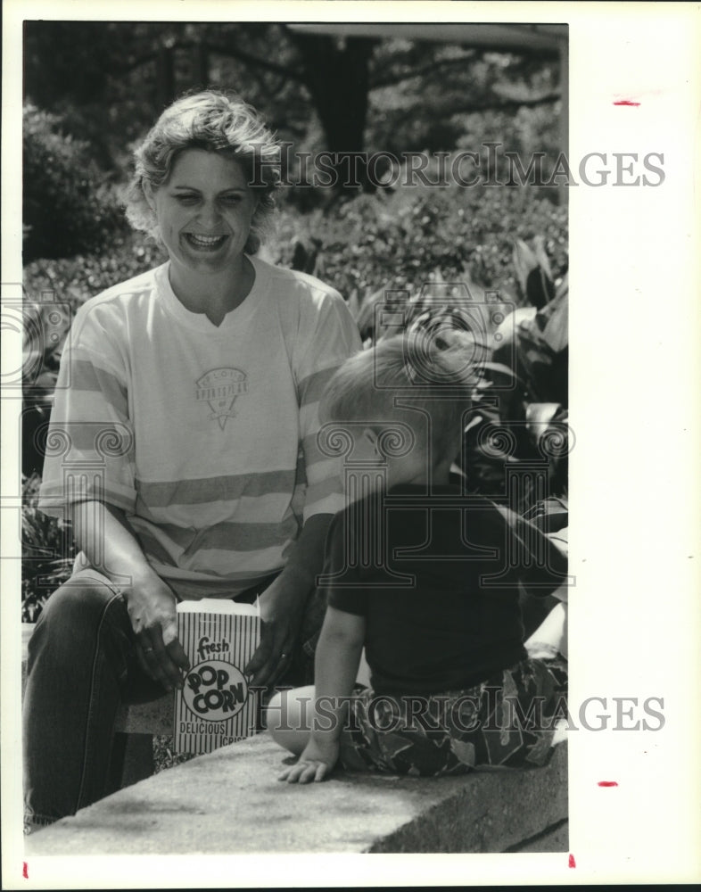 1988 Press Photo Michelle Dawson and son Eli play outside in Houston - hca46442 - Historic Images