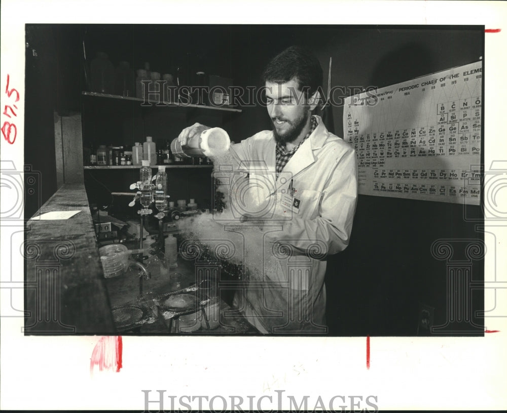 1984 Press Photo David Ball pours liquid nitrogen at HMNS, Texas museum - Historic Images