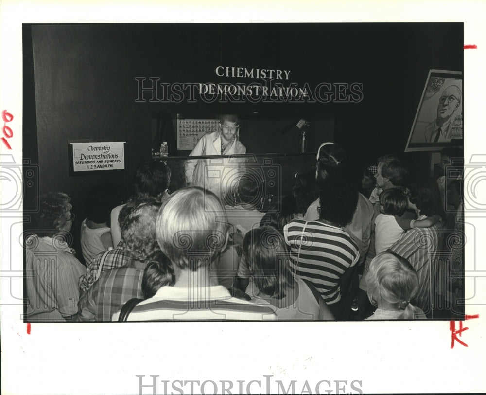 1984 Press Photo David Ball gives chemistry demo; Museum of Natural Science, TX - Historic Images