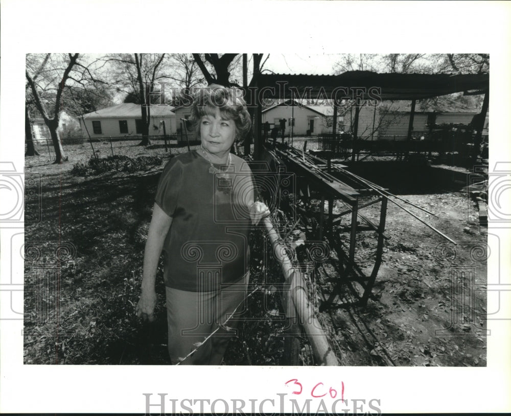 1992 Press Photo Houston resident Sara Box in her backyard - Historic Images