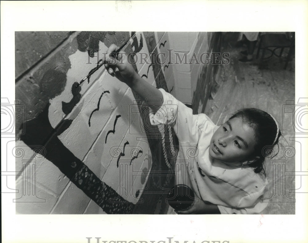 1987 Press Photo Student Silvanna Medina paints mural at Bunker Hill in Houston - Historic Images