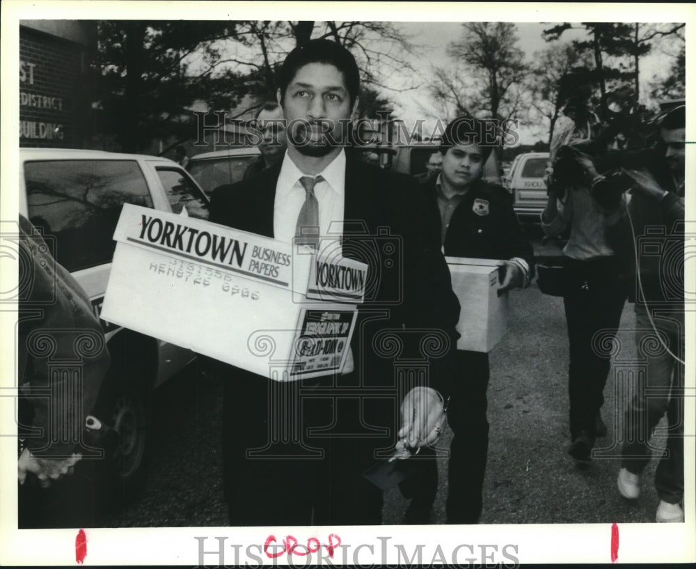 1989 Press Photo FBI and Houston police remove boxes; North Forest , TX schools - Historic Images