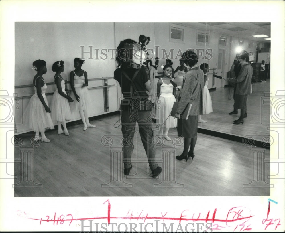 1989 Press Photo Houston reporters at ballet class at Elmore Middle in Houston - Historic Images