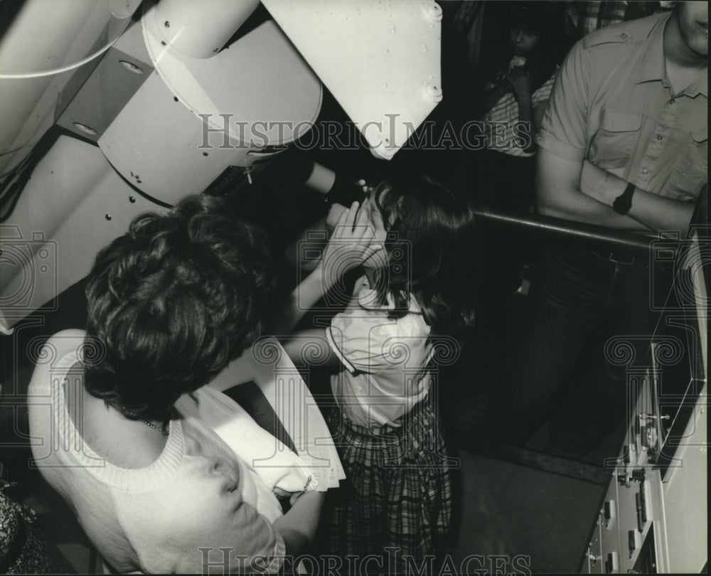 1986 Press Photo Child looks through telescope at Houston Museum Natural Science - Historic Images