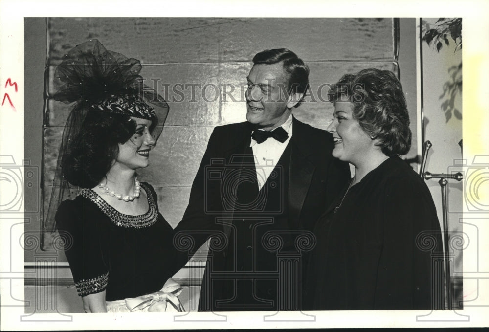 1984 Press Photo Attendees visit at Northwood Institute in Houston - hca46891 - Historic Images