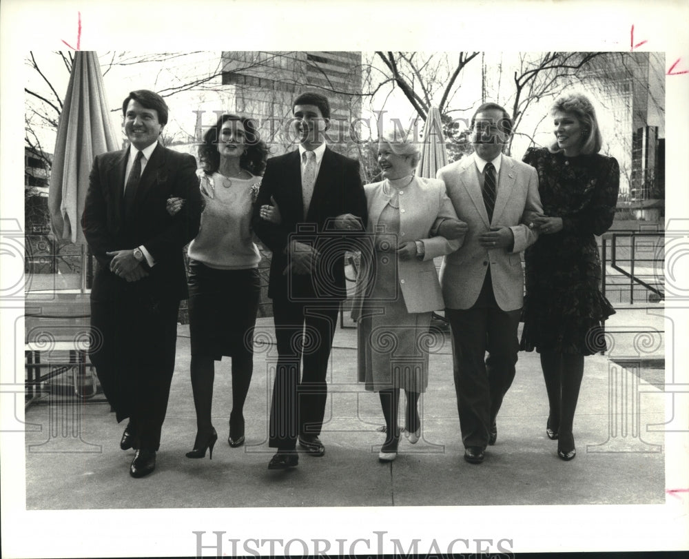 1988 Press Photo Graduates of Northwood Institute with chairman in Houston - Historic Images