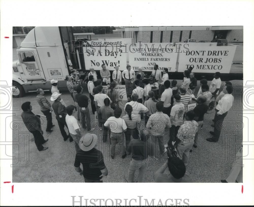 1993 Press Photo Texas Network for Fair Trade protest in Houston - hca46938 - Historic Images