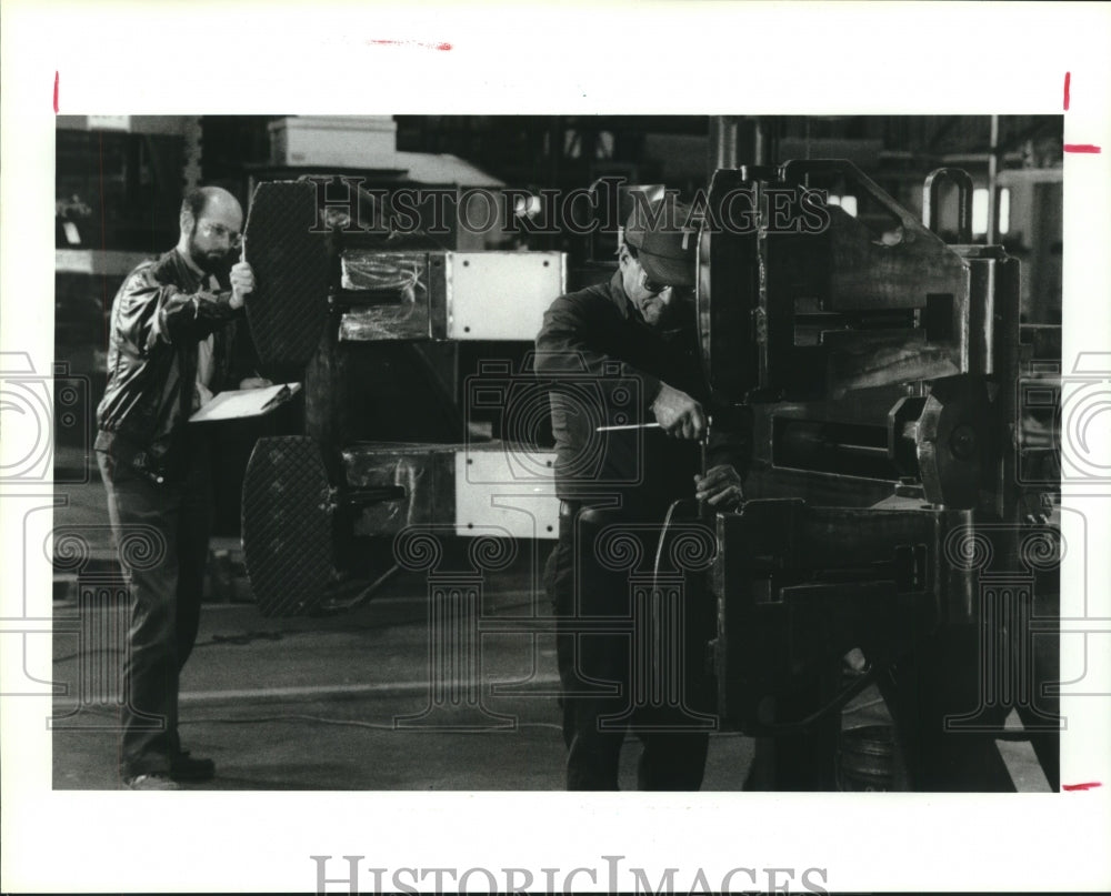 1992 Press Photo Employees of Long Reach Manufacturing work on paper roll clamp - Historic Images