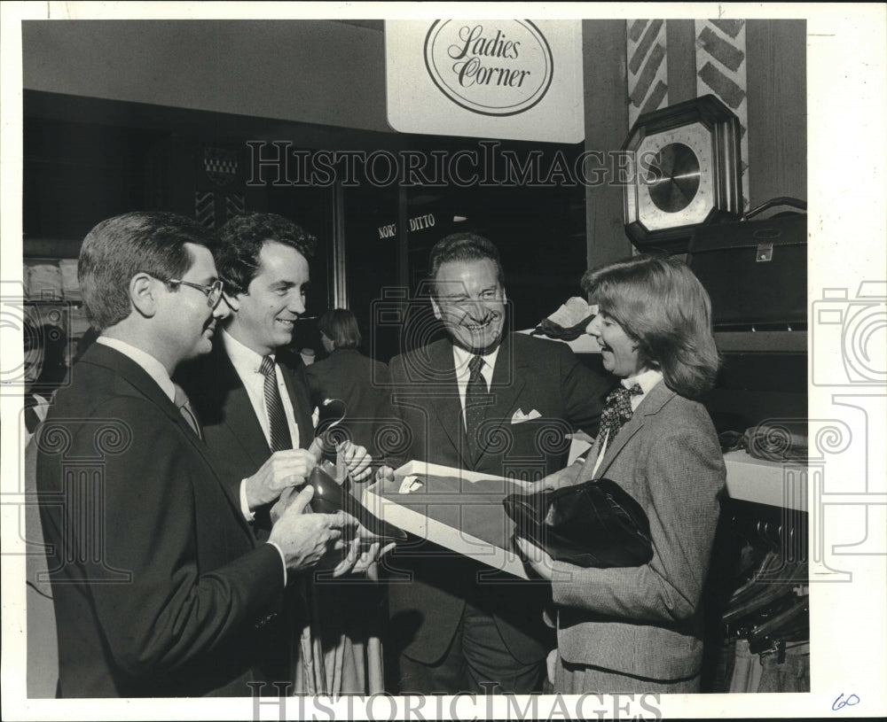 1982 Press Photo Norton Ditto executives visit in Houston - hca47004 - Historic Images