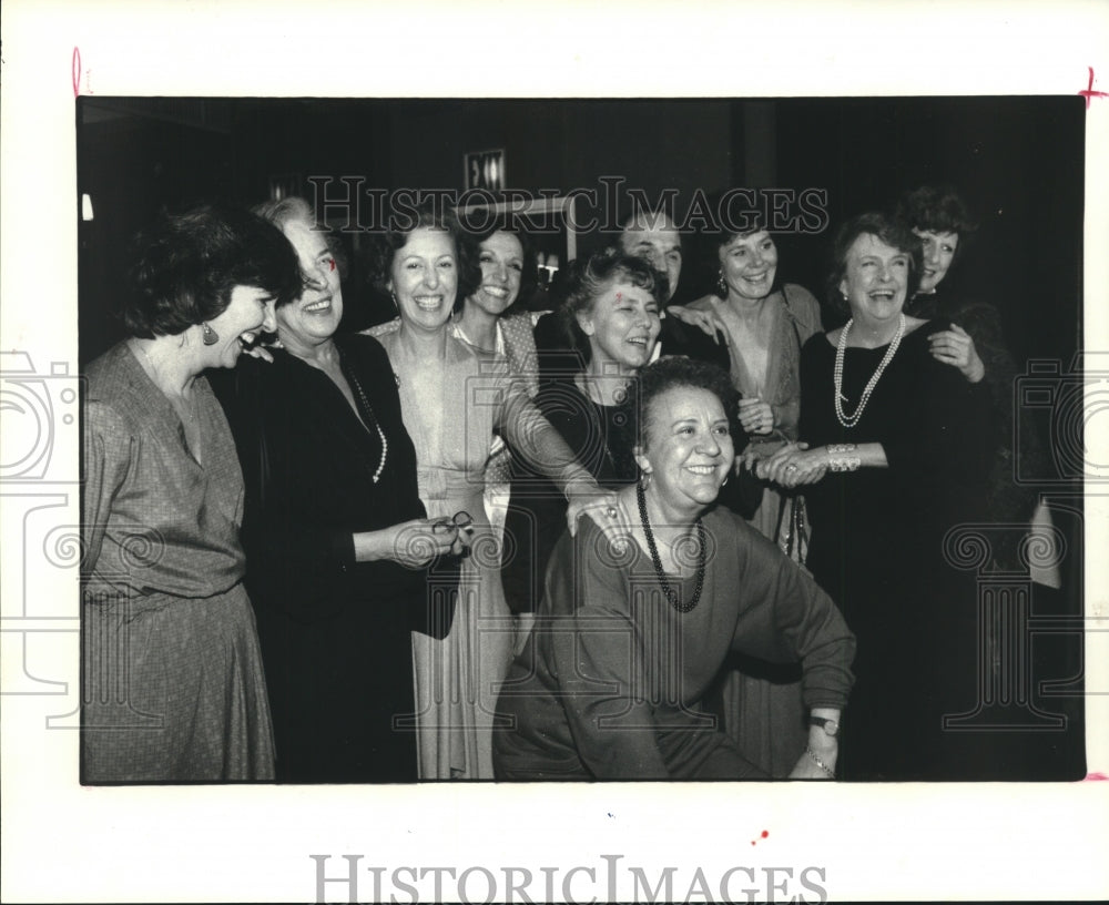 1985 Press Photo &quot;Octette Bridge Club&quot; opening party at Sardi&#39;s in New York - Historic Images