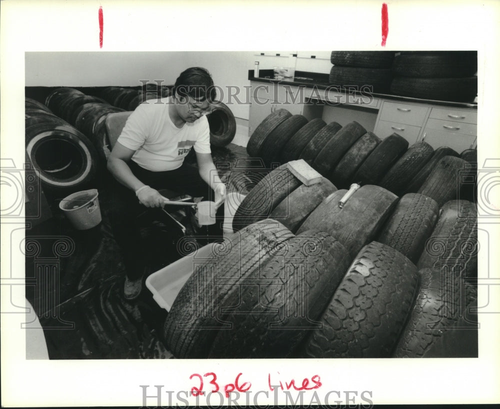 1987 Press Photo Entomologist Taweesak Wuithiranyagool test mosquitos-Houston - Historic Images