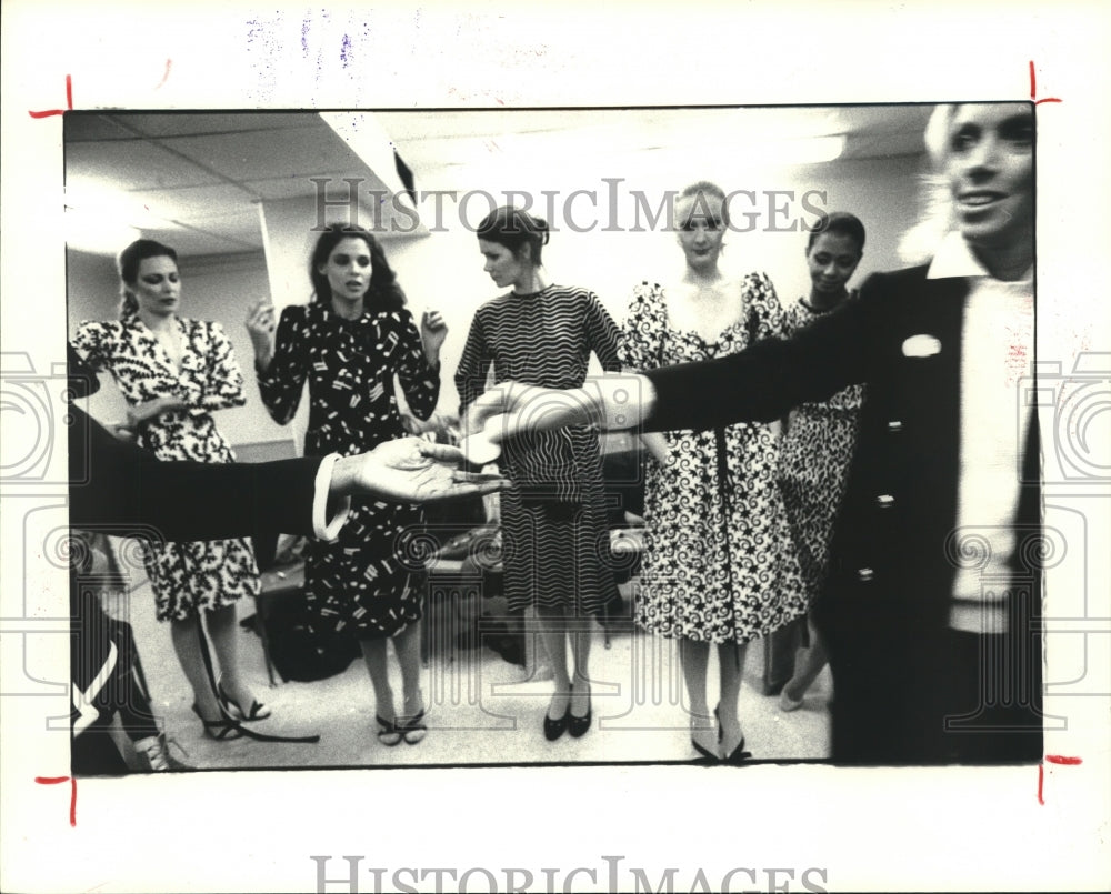 1980 Press Photo Models prepare for show in Houston - hca47199 - Historic Images