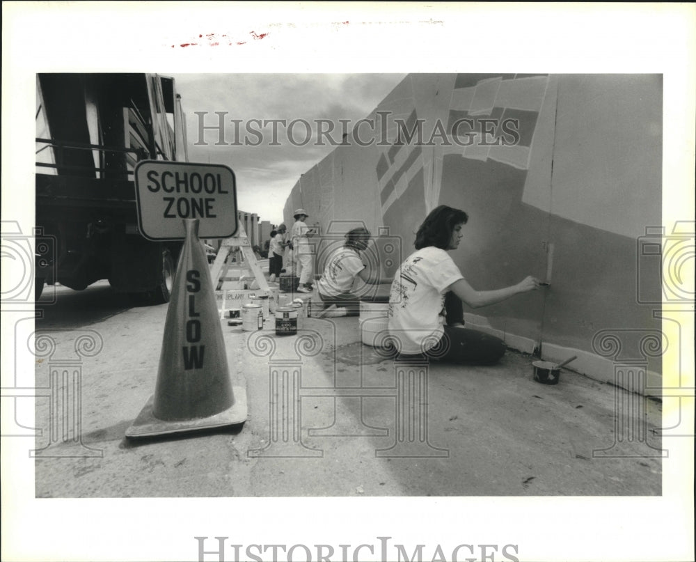 1987 Press Photo Art students paint mural at Texas Medical Center work site - Historic Images