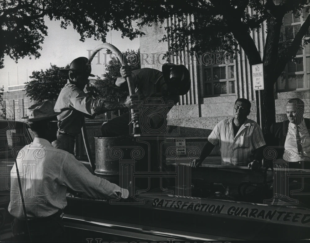 1965 Press Photo Fireman load chemicals for mosquito fogging in Houston - Historic Images