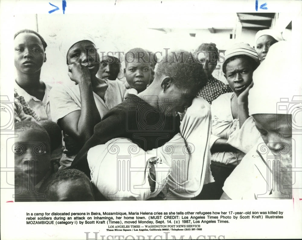 1987 Press Photo Maria Helena with other refugee camp in Beira, Mozambique - Historic Images