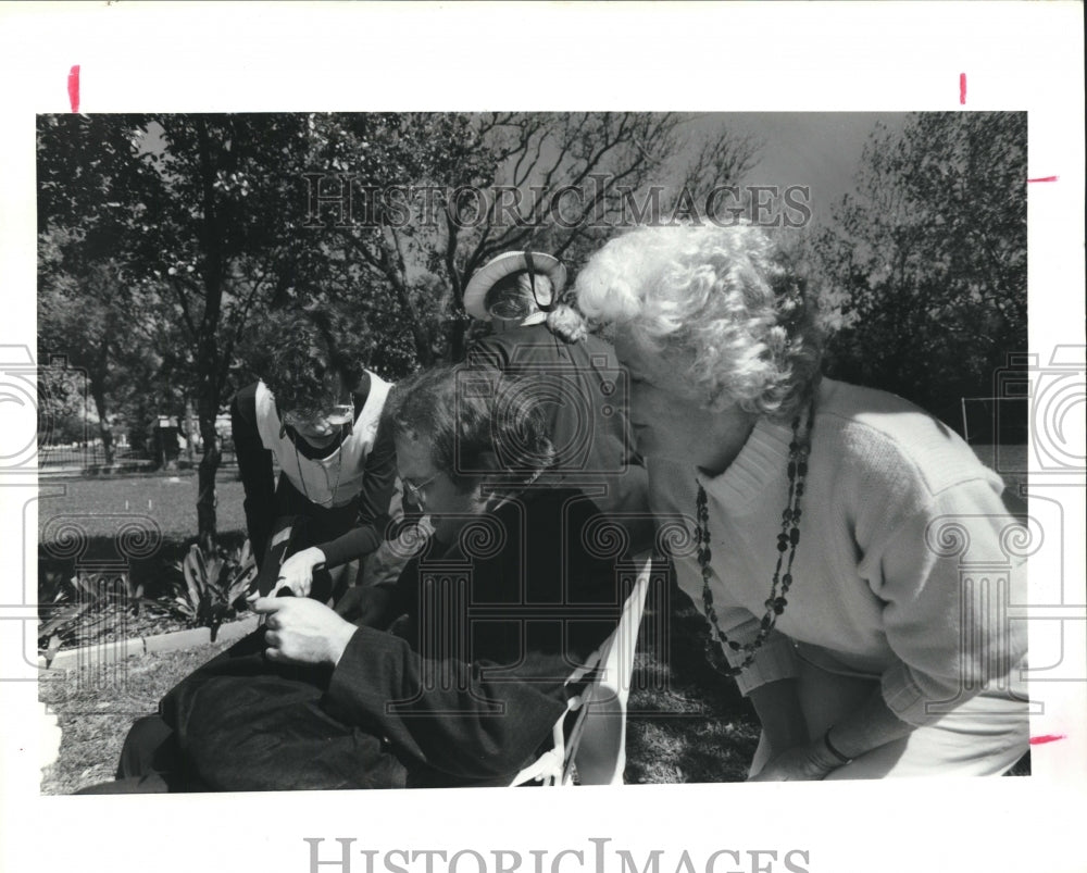 1990 Press Photo Players in a murder mystery weekend enactment-Houston - Historic Images