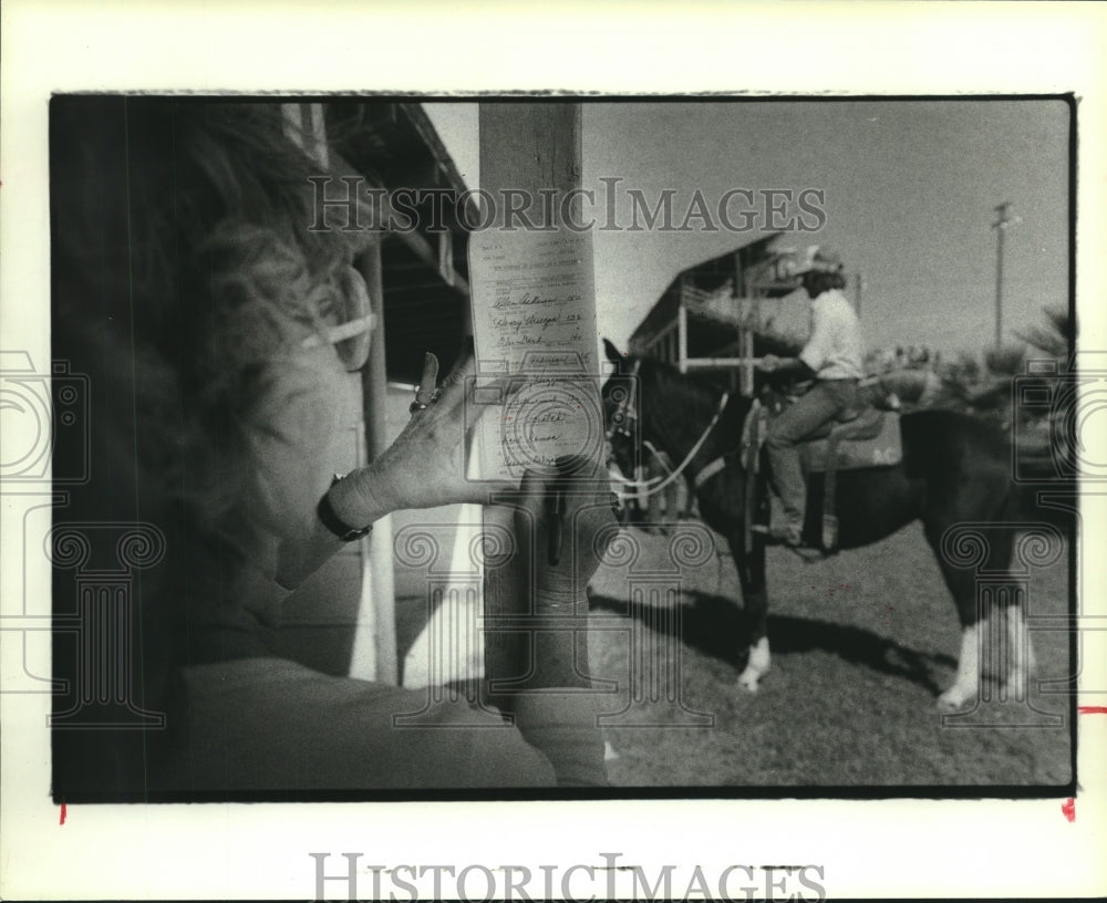 1981 Press Photo Judge tracks winners of various races in Texas - hca47401 - Historic Images