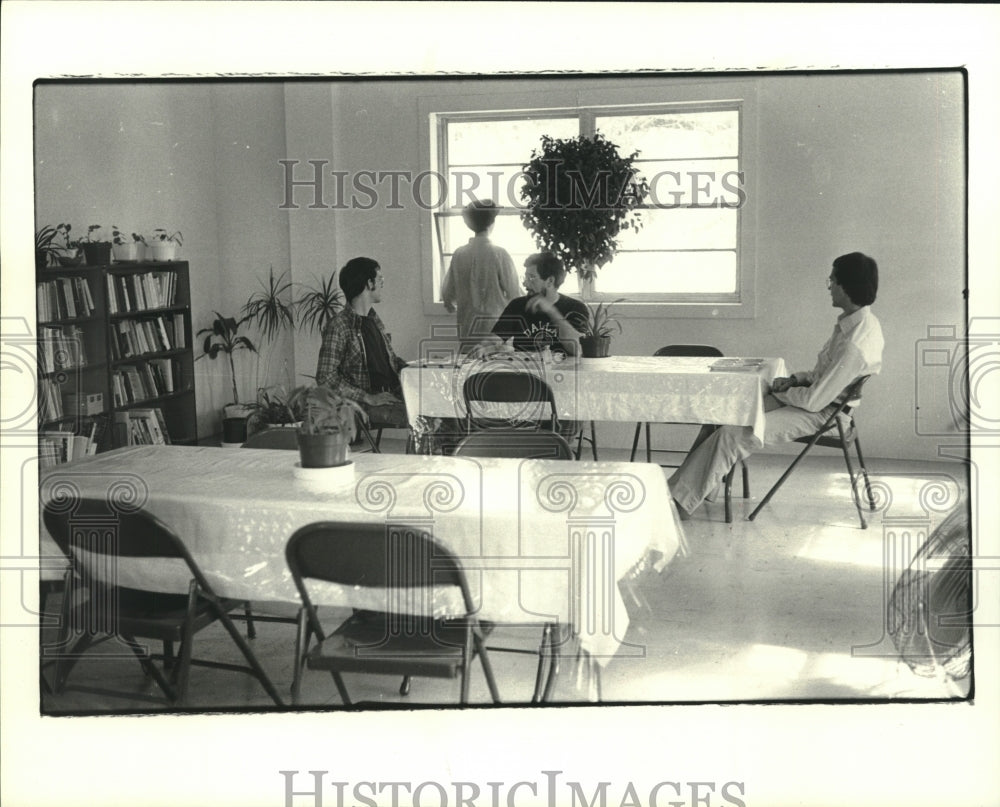 1979 Press Photo People visit at table in Mutananda Mediation Centre, Houston - Historic Images