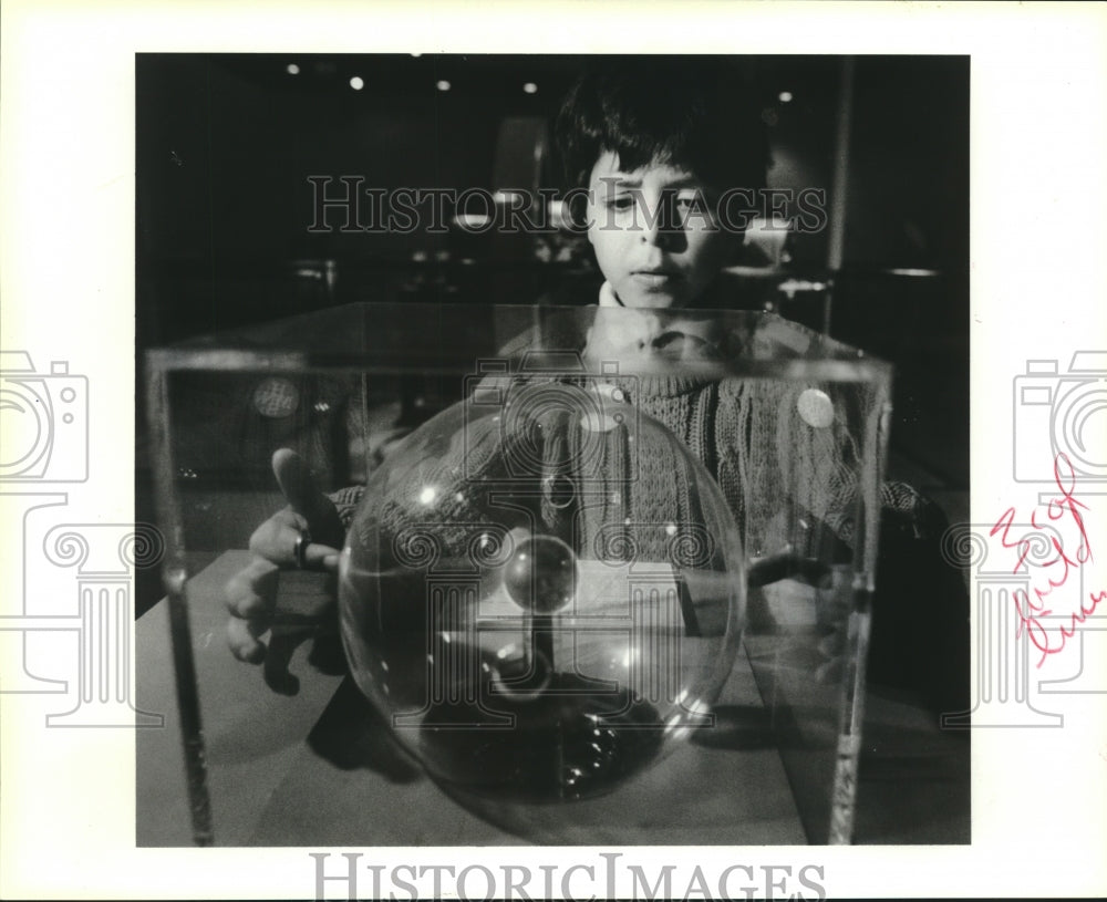 1989 Press Photo Pedro Tamez tries "plasma ball, Houston Museum Natural Science - Historic Images