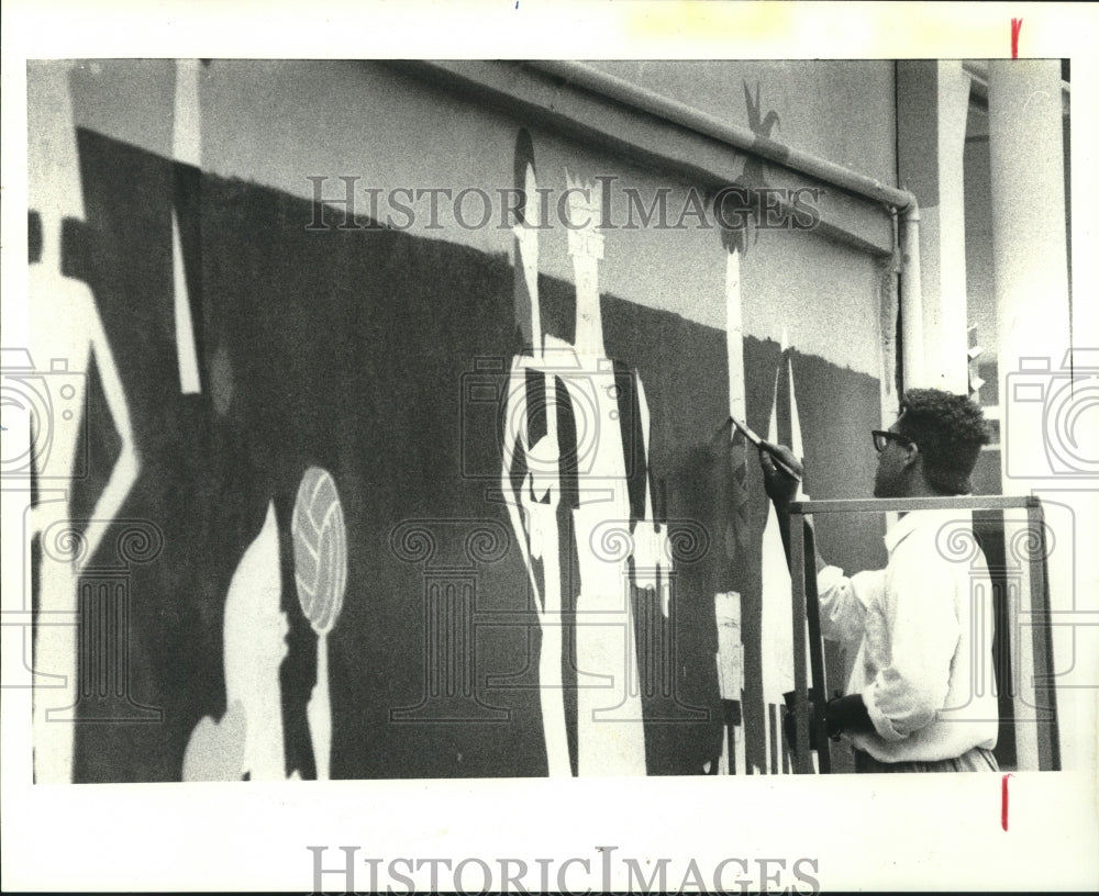 1989 Press Photo Kierie Sanchist paints ship wall mural in Houston - hca47520 - Historic Images