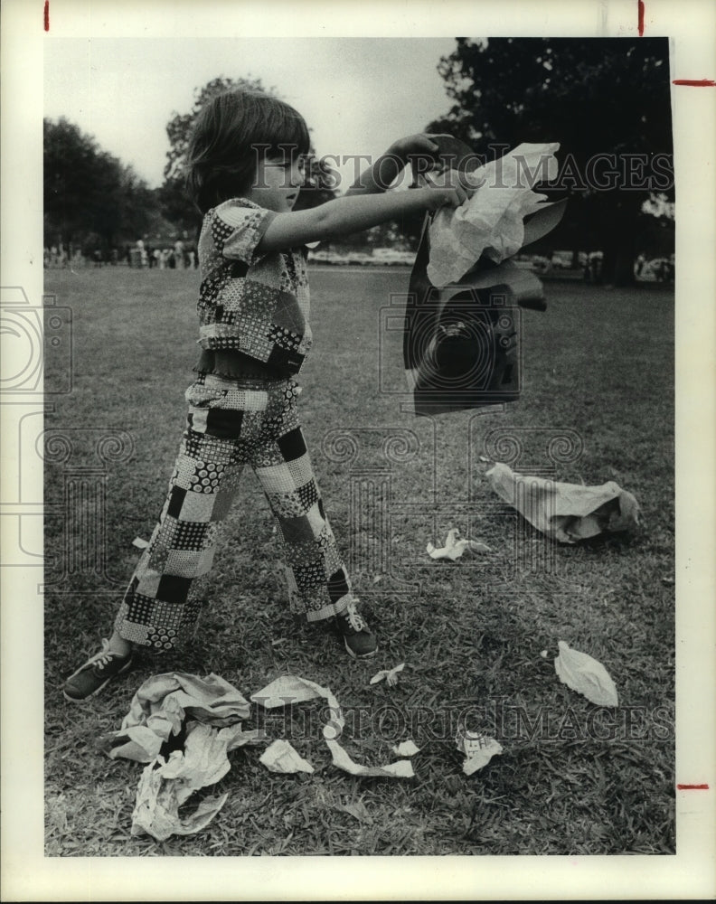 1975 Press Photo Holly Jones participates in Operation Sparkle Houston cleanup - Historic Images