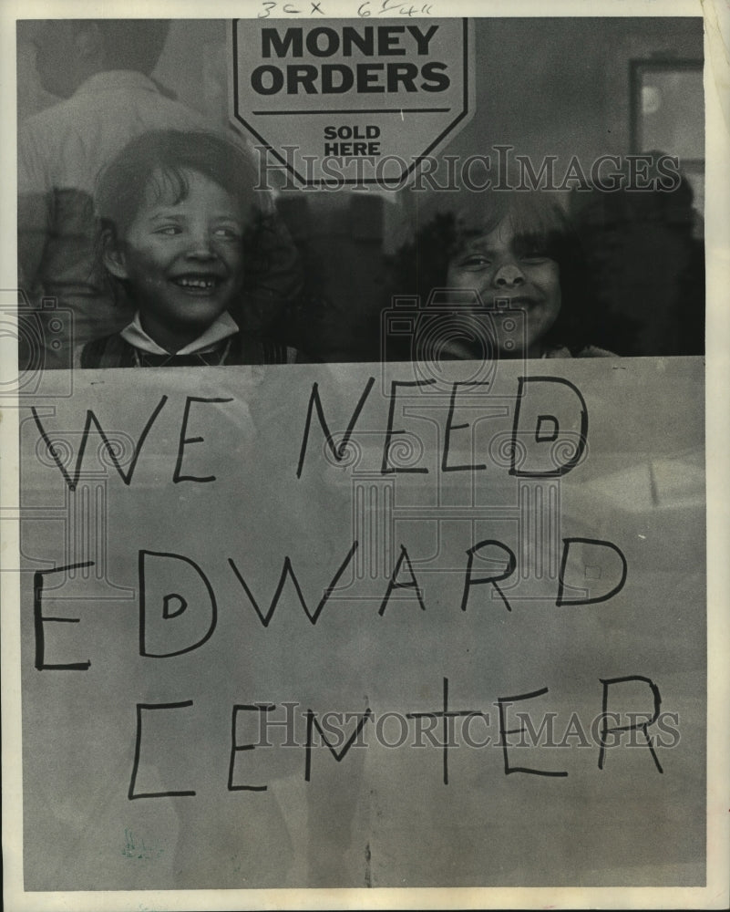 1970 Press Photo Diane &amp; Sylvia Garcia hold Head Start support sign; Houston - Historic Images