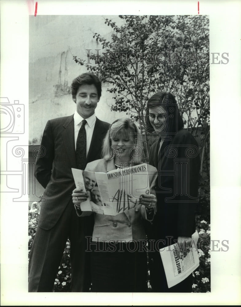 1991 Press Photo OnStage members look at Alley Theater program in Houston- Historic Images