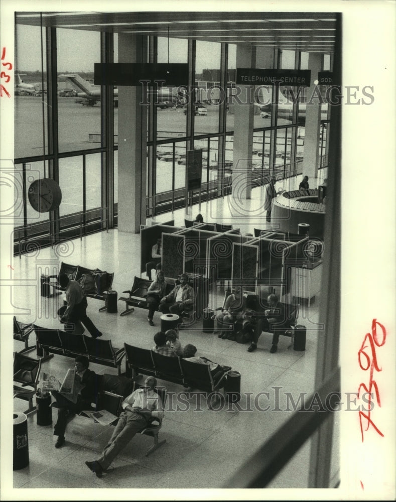 1981 Press Photo Looking down on O'Hare International Airport terminal, Chicago - Historic Images